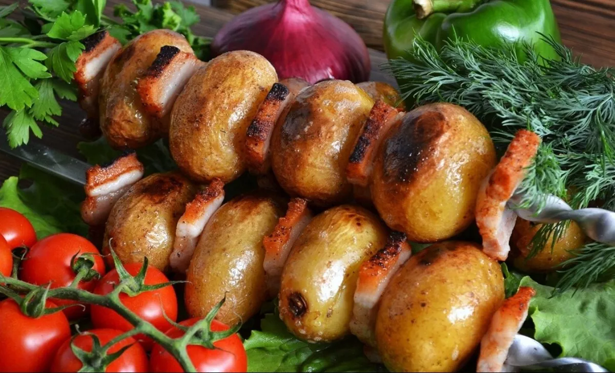 Bulvių šašlykas su lašiniais