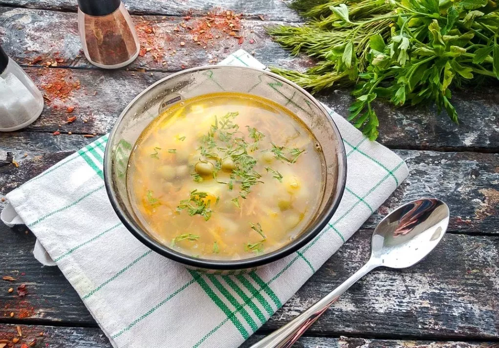 Bulvių sriuba su žaliais žirneliais