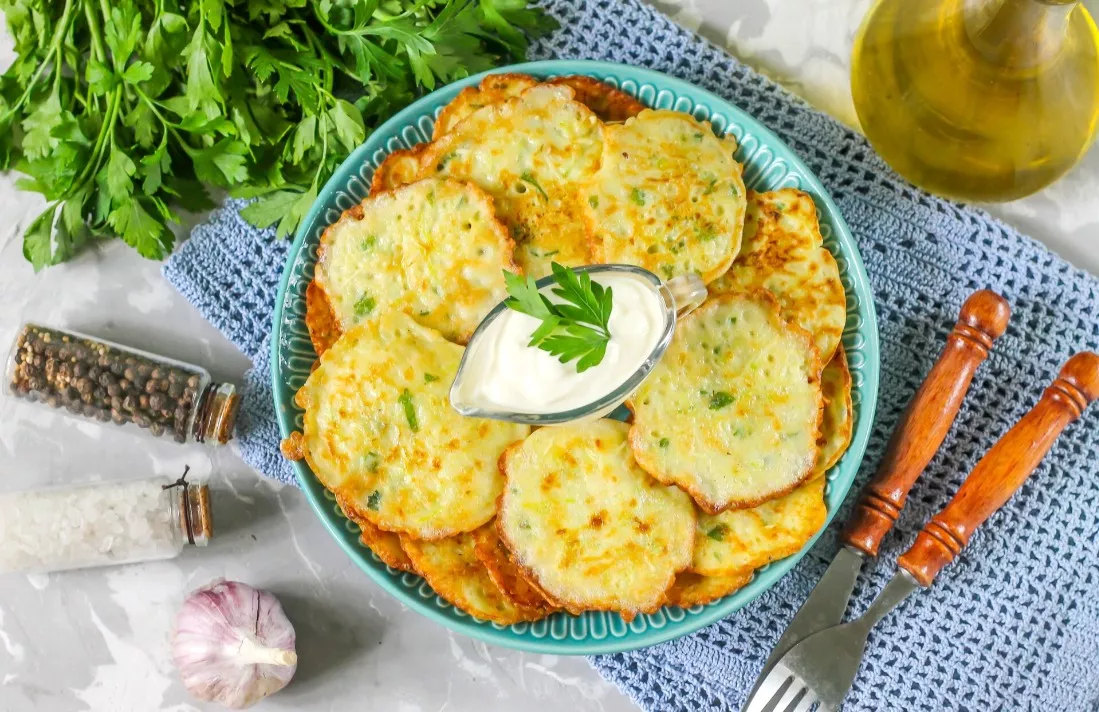 Cukinijų blyneliai su žolelėmis ir česnaku