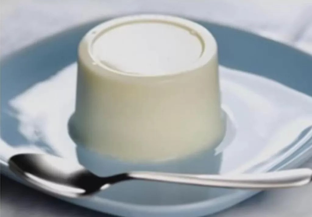 Desertas su želatina ir grietine