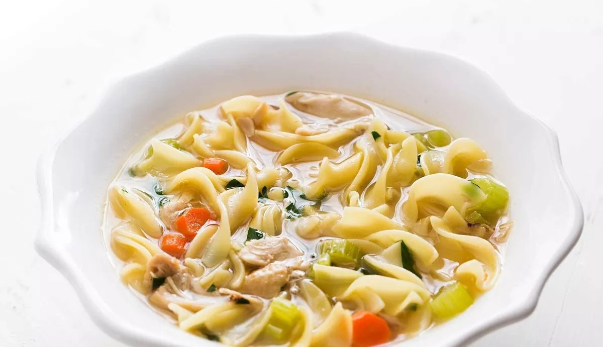 Gardi vištienos makaronų sriuba