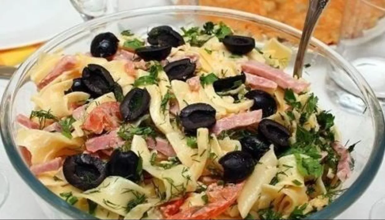 Itališkos salotos su sūriu ir makaronais
