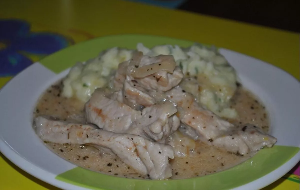 Kiauliena su grietinės padažu
