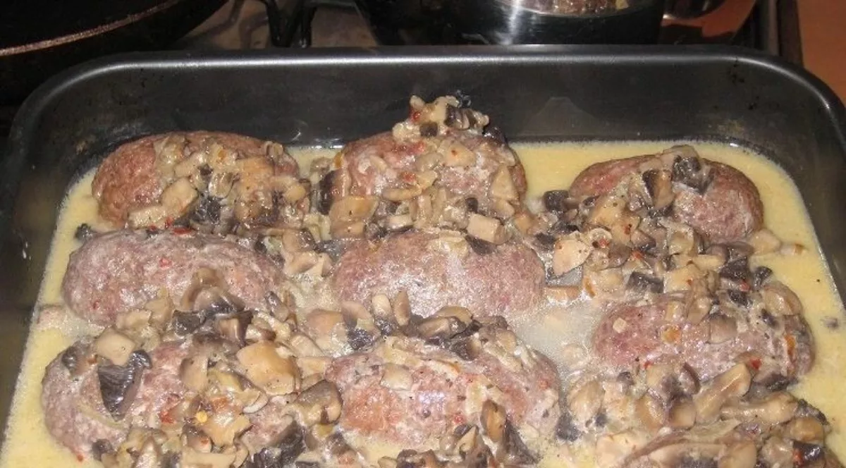 Kotletai su grybų padažu