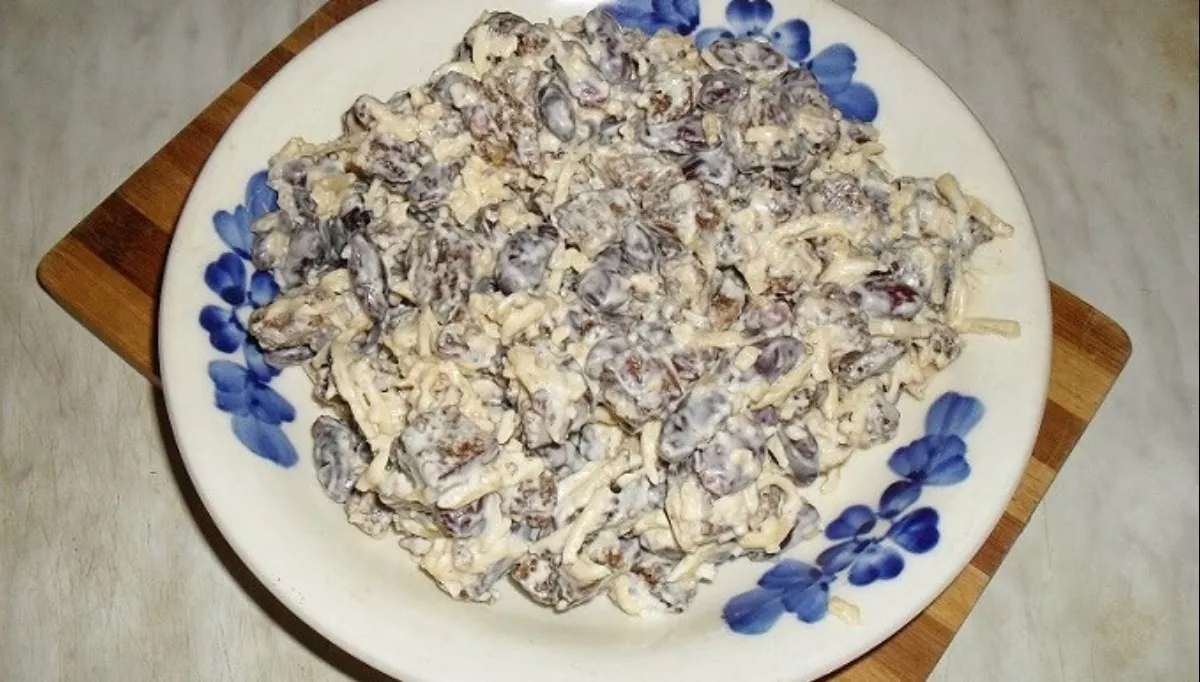 Mišrainė su kepta duona, pupelėmis ir sūriu