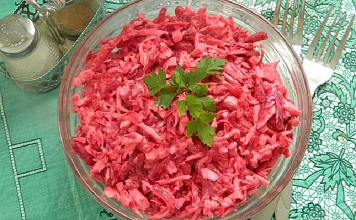 Rožinės salotos su krabų lazdelėmis