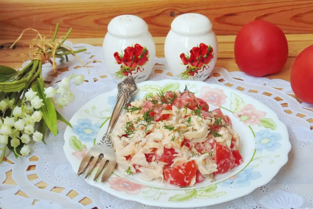 Salotos su kalakutiena, pomidorais ir sūriu