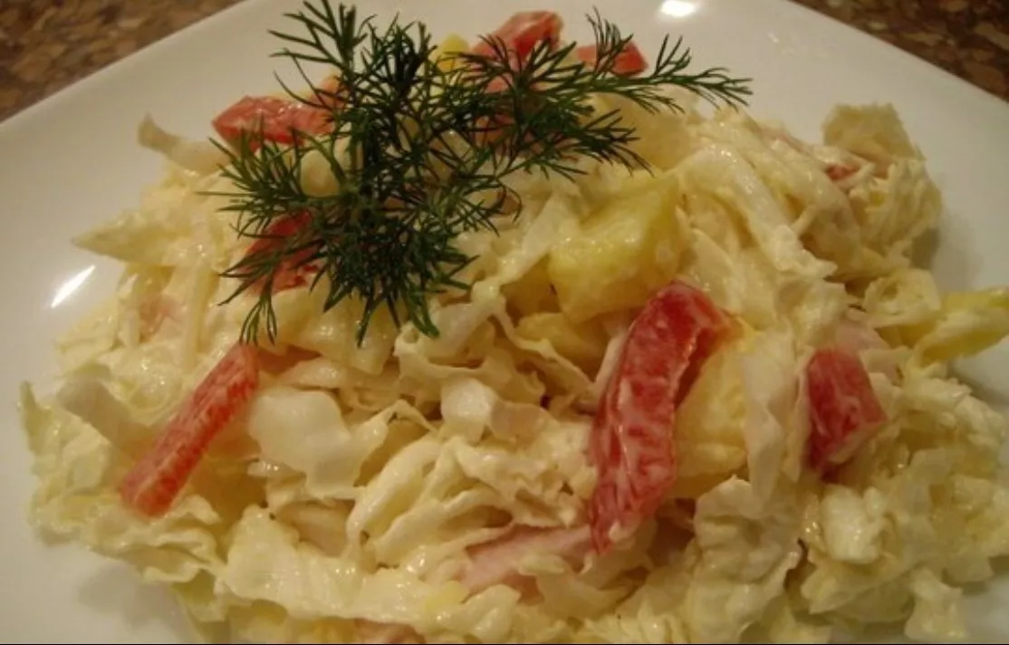 Salotos su kumpiu ir daržovėmis