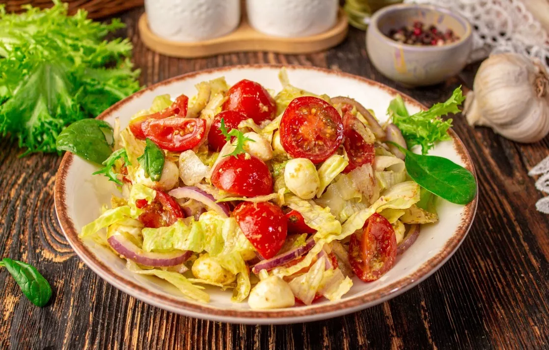 Salotos su vyšniniais pomidorais, mocarela ir pesto