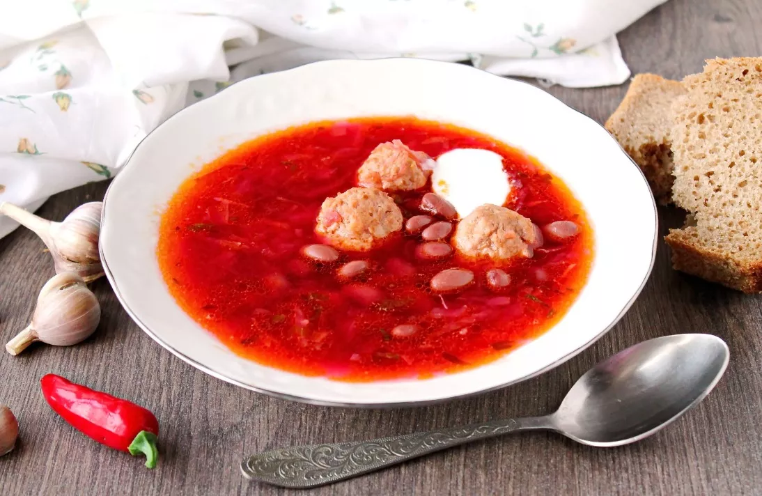 Sibiro barščiai su kotletais ir pupelėmis