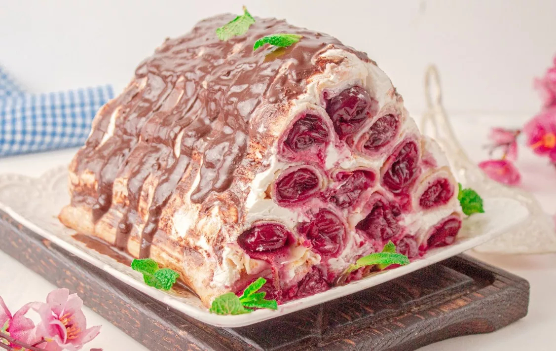 Tortas su vyšniomis iš blynų