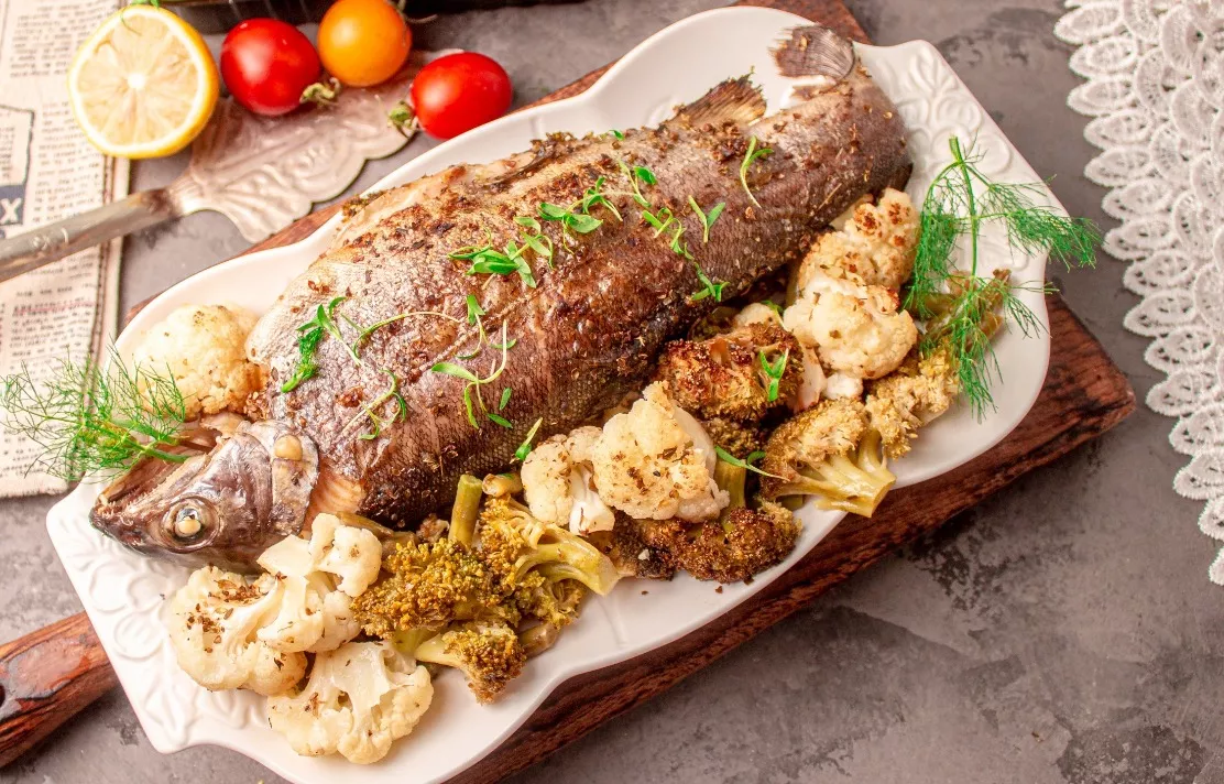 Upėtakis su brokoliais ir žiediniais kopūstais orkaitėje