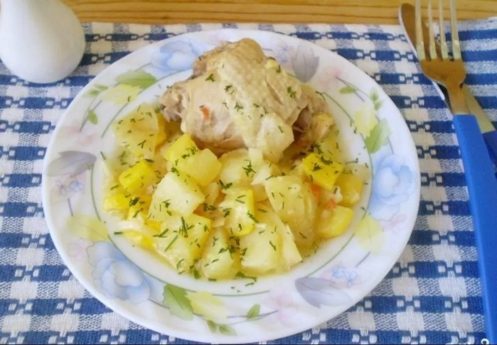 Vištiena su daržovėmis ir cukinijomis