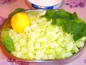 Paruoškite ingredientus. Agurkus galima supjaustyti kubeliais.