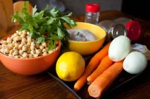 Paruoškite visus sriubai reikalingus ingredientus. Nuplaukite ir nulupkite daržoves.