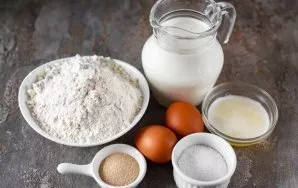 Paruoškite ingredientus. Pieną įkaitinkite puode iki 35-37 laipsnių temperatūros.