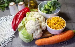 Paruoškite salotoms ruošti reikalingus ingredientus.