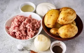 Paruoškite ingredientus. Nulupkite ir nuplaukite bulves. Nulupkite svogūną.