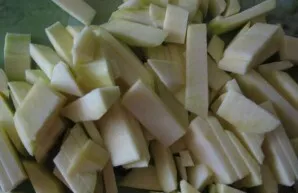 Nuplaukite ir nulupkite cukinijas. Tada supjaustykite jas mažais kubeliais arba juostelėmis. Geriau naudoti jaunas daržoves, kurios dar n...