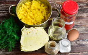 Paruoškite ingredientus. Bulves pavirkite 20 minučių ir sutrinkite trintuvu.