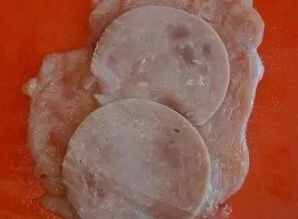 Kiekvieną krūtinėlę supjaustykite skersai į 3 riekeles. Kiekvieną sumuškite plaktuku. Pasūdykite ir pipiruokite. Kumpį supjaustykite grie...