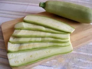 Cukiniją nuplaukite ir išilgai supjaustykite plonomis juostelėmis.