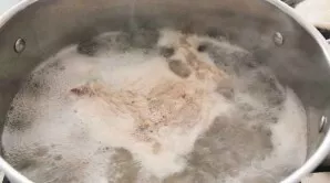 Vištieną išardykite, sudėkite į puodą, atskirai palikite vištienos krūtinėlę ir užpilkite vandeniu. Užvirinkite vandenį ir virkite 3 minu...