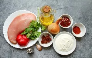 Paruoškite visus reikalingus ingredientus. Nuplaukite ir išdžiovinkite daržoves ir žalumynus.