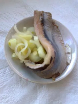 Svogūną supjaustykite žiedais ir marinuokite 1 val. Norėdami tai padaryti, sumaišykite vandenį, cukrų, druską, užvirinkite, įpilkite acto...