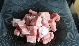 Kalakutienos filė supjaustykite kubeliais.