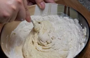 Įberkite šiek tiek druskos, tuo pat metu įpilkite vandens ir užvirinkite. Į miltus supilkite augalinį aliejų ir gerai išmaišykite. Kai va...