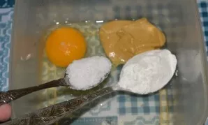 Marinavimui tinkamame dubenyje įmuškite kiaušinį, suberkite garstyčias, druską ir krakmolą, sumaišykite ingredientus.