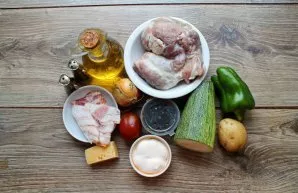 Paruoškite visus reikalingus ingredientus. Mėsą ir daržoves nuplaukite ir nusausinkite.