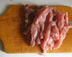 Šiam patiekalui geriausia naudoti kiaulienos nugarinę. Mėsą gerai nuplaukite, supjaustykite ir sudėkite į keptuvę. Įpusėjus kepti pasūdyk...