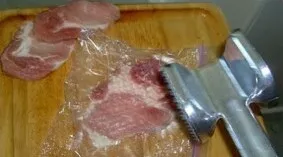 Nugarinę supjaustykite į 10 1 cm storio griežinėlių. Įdėkite mėsos gabalą į plastikinį maišelį ir plaktuku plakite, kad susidarytų plonas...