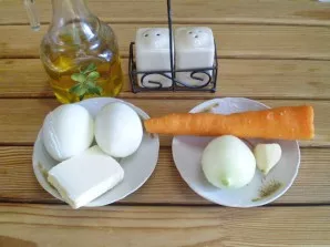 Paruoškite ingredientus. Virkite kiaušinius, kol jie visiškai išvirs, ir nulupkite.