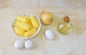 Paruoškite ingredientus. Nulupkite ir nuplaukite bulves.