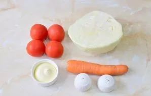Paruoškite reikiamus ingredientus. Nuplaukite pomidorus. Nulupkite morkas.