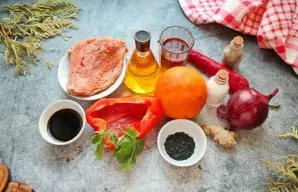 Paruoškite visus reikalingus ingredientus. Apelsiną kruopščiai nuplaukite karštu vandeniu minkštu šepetėliu ir nusausinkite. Papriką nupl...