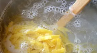 Dideliame puode užvirinkite vandenį. Įpilkite druskos ir šiek tiek aliejaus. Sudėkite makaronus ir išmaišykite.