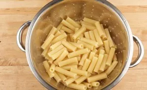 Pirmiausia verdančiame pasūdytame vandenyje išvirkite makaronus iki al dente. Tada nuplaukite juos.