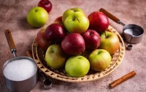 Paruoškite ingredientus. Prieš tai kruopščiai išplaukite stiklainius ir dangtelius konservavimui su kepimo soda.