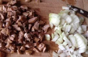 Visų pirma paruošime įdarą krepšeliams. Svogūnus ir grybus supjaustykite mažais kubeliais. Svogūną pakepinkite 3 minutes, tada suberkite ...