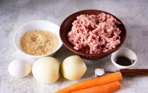 Paruoškite ingredientus. Nulupkite ir nuplaukite morkas ir svogūnus.