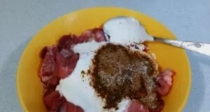 Mėsos pyragui naudokite jautieną ir kiaulieną lygiomis dalimis. Mėsą supjaustykite nedideliais gabalėliais, įdėkite grietinės, 3/4 šaukšt...