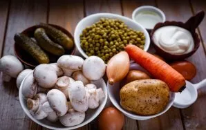 Nedelsdami paruoškite ingredientus. Nuplaukite visas daržoves. Pievagrybius taip pat nuplaukite šaltame vandenyje. Nulupkite svogūną.
