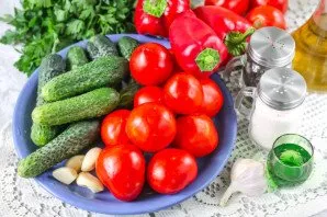 Paruoškite reikiamus ingredientus. Jų tūris nurodytas dviem 0,5 litro stiklainiams.