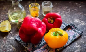 Paruoškite ingredientus, taip pat paimkite 0,5 litro stiklainį arba 3 0,2 litro stiklainius. Jei liks padažo, galite jį iš karto išbandyt...