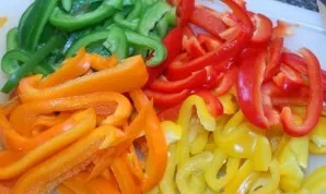 Nuplaukite paprikas, tada išpjaukite kotelį ir kiekvieną supjaustykite į 2 dalis, išvalykite sėklas ir plėveles. Paprikas supjaustykite g...