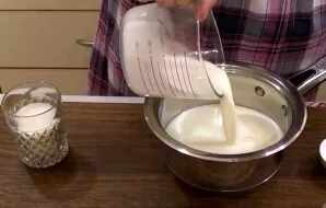 Želatiną išmirkykite 100 ml pieno, gerai išmaišykite ir leiskite išbrinkti. Sumaišykite 25% riebumo grietinėlę su likusiu pienu, cukrumi,...